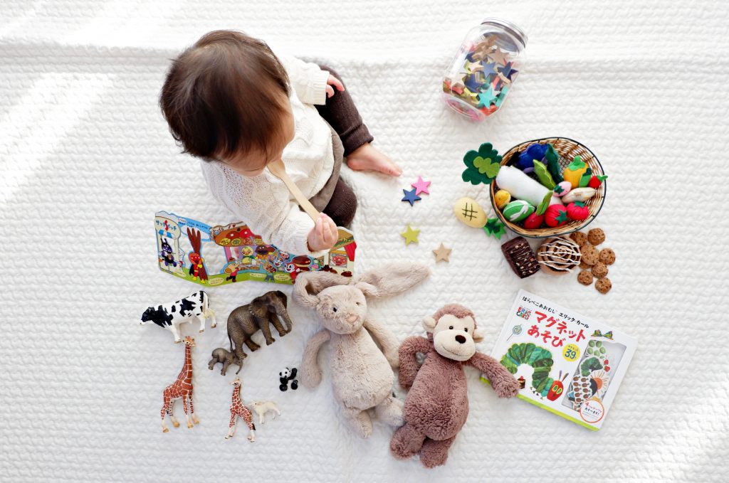 enfant à la maison avec des jouets