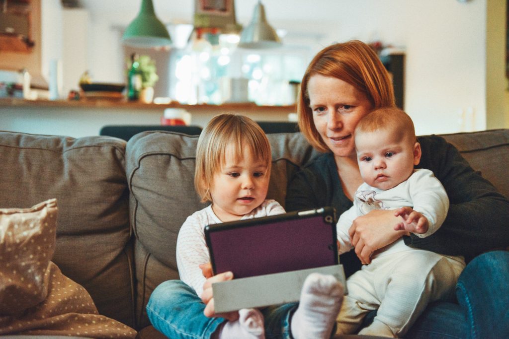 femme qui garde des enfants a domicile