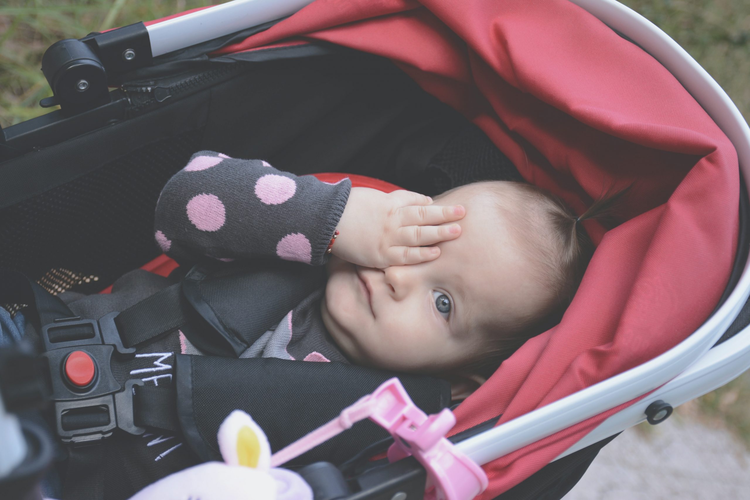 Poussette ou porte-bébé : quel est le plus pratique ?