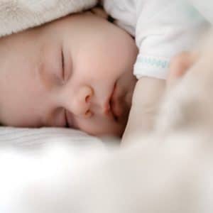 Comment soulager un bébé enrhumé la nuit ?