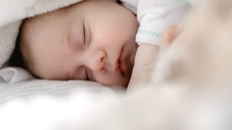 Comment soulager un bébé enrhumé la nuit ?